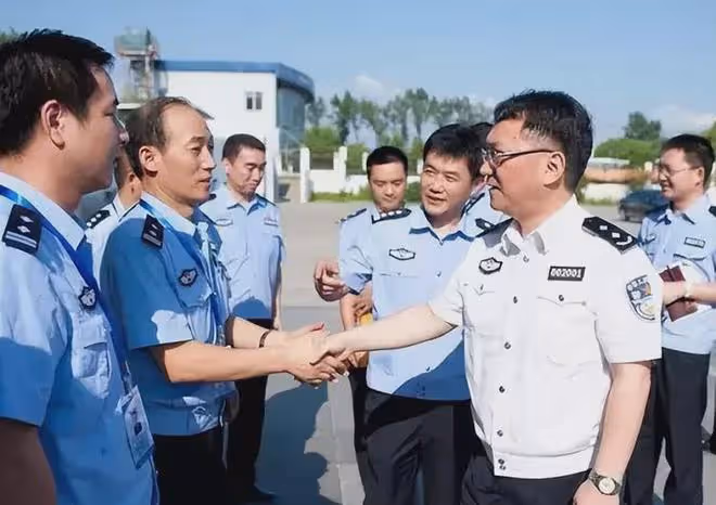 暴戾局長:一巴掌扇斷副局長牙齒,逼迫女警發生關係,貪腐1800萬