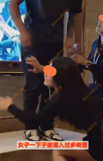 女子跪地仰頭喝同事襠部啤酒，泡沫從口中溢出，露出放蕩不羈笑容