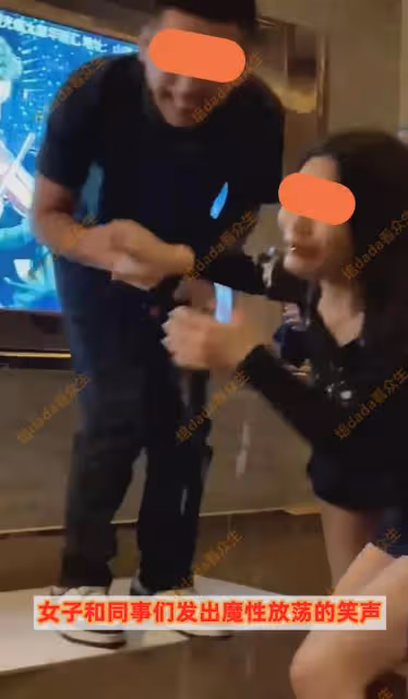 女子跪地仰頭喝同事襠部啤酒，泡沫從口中溢出，露出放蕩不羈笑容