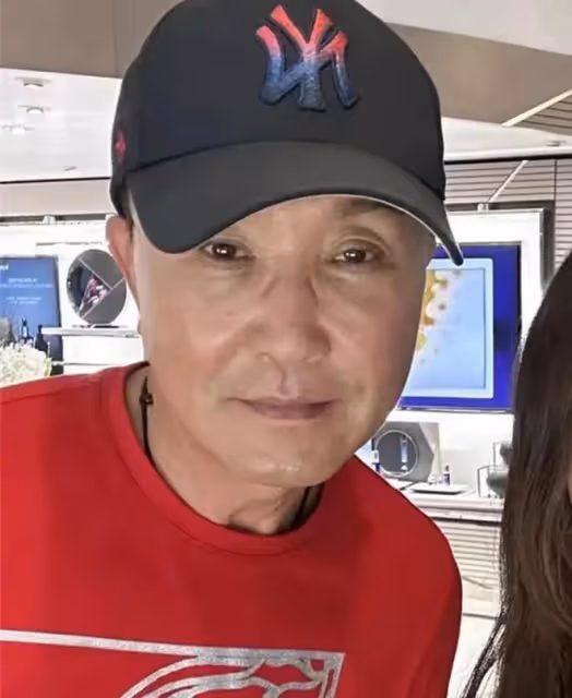 60歲演員吳剛被曝已經出國,臉上看著正常多了,疑似已經做完手術