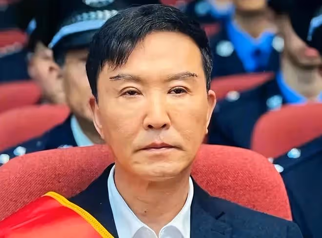 60歲演員吳剛被曝已經出國,臉上看著正常多了,疑似已經做完手術
