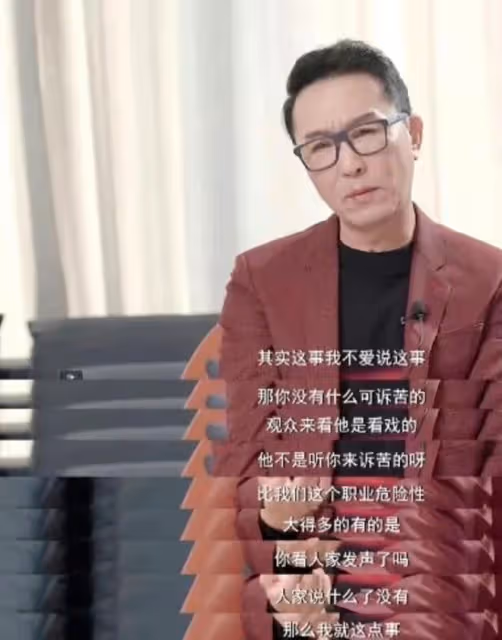 60歲演員吳剛被曝已經出國,臉上看著正常多了,疑似已經做完手術