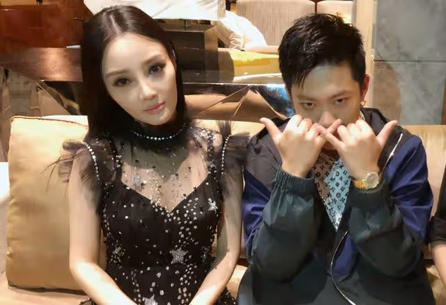 曝三字離異女星婚內出軌,被前夫當場抓包,趙麗穎躺槍真假難測