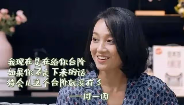 朱丹一家三口現身機場,周一圍打扮時髦,女方全素顏憔悴似保姆