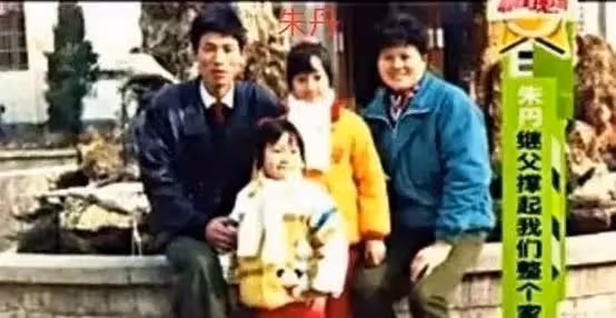 朱丹一家三口現身機場,周一圍打扮時髦,女方全素顏憔悴似保姆