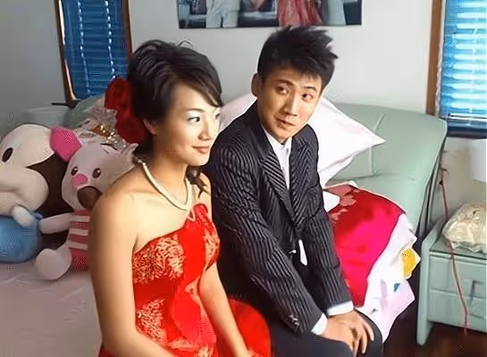 朱丹一家三口現身機場,周一圍打扮時髦,女方全素顏憔悴似保姆