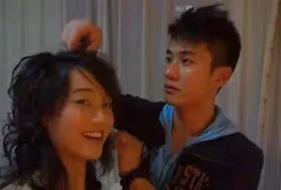 朱丹一家三口現身機場,周一圍打扮時髦,女方全素顏憔悴似保姆
