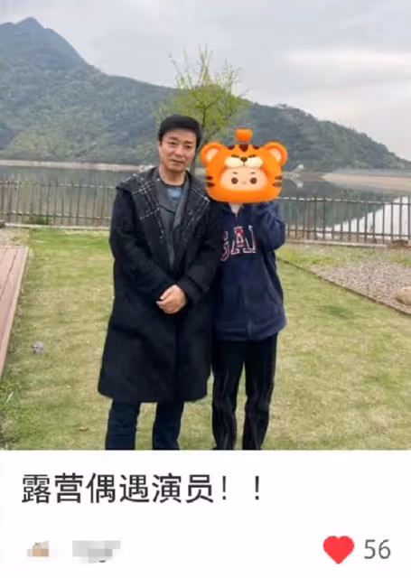 54歲何中華露營被偶遇,打扮樸素難掩氣質,妻子與孩子疑似同行