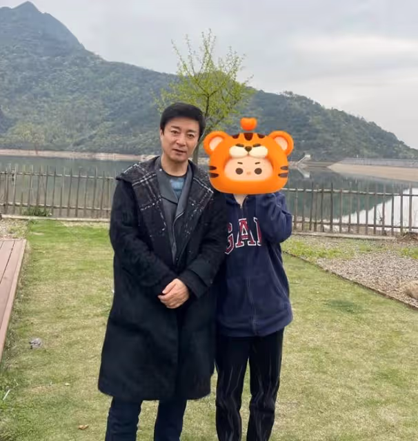 54歲何中華露營被偶遇,打扮樸素難掩氣質,妻子與孩子疑似同行