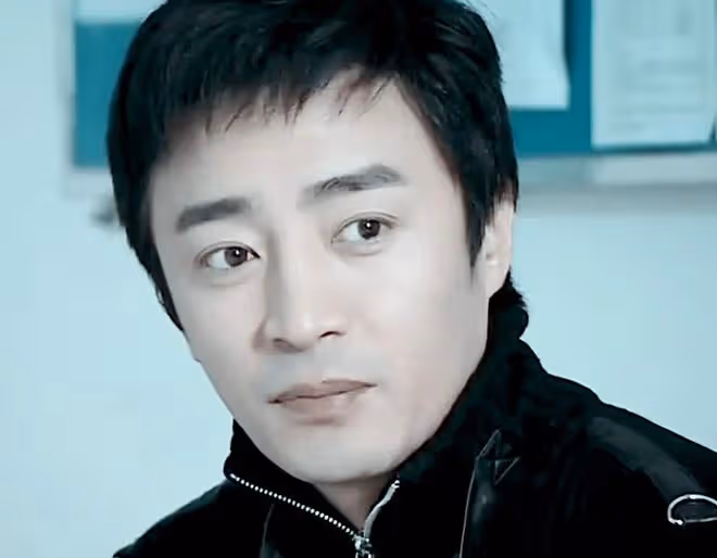 54歲何中華露營被偶遇,打扮樸素難掩氣質,妻子與孩子疑似同行