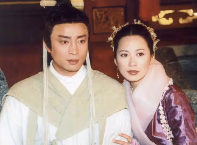 54歲何中華露營被偶遇,打扮樸素難掩氣質,妻子與孩子疑似同行