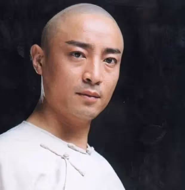 54歲何中華露營被偶遇,打扮樸素難掩氣質,妻子與孩子疑似同行