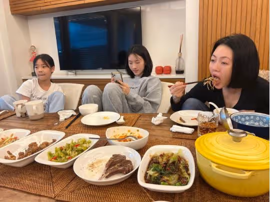 小S在家用餐惹爭議，遭李敖女兒狠批噁心沒教養，列其12條罪狀