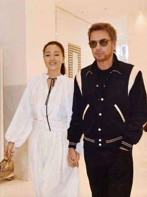 超有范!鞏俐夫婦乘法國總統專機回娘家,老公全程拎行李超寵妻