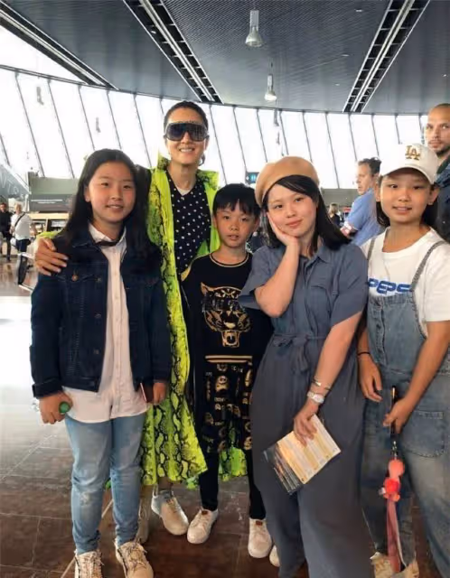 超有范!鞏俐夫婦乘法國總統專機回娘家,老公全程拎行李超寵妻