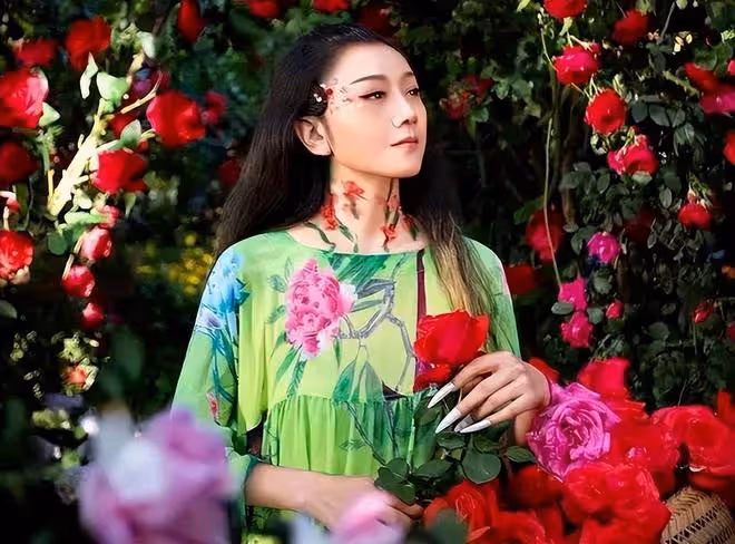 楊麗萍愛徒貼身跳孔雀舞惹爭議,其侄女小彩旗卻曬自拍心情大好