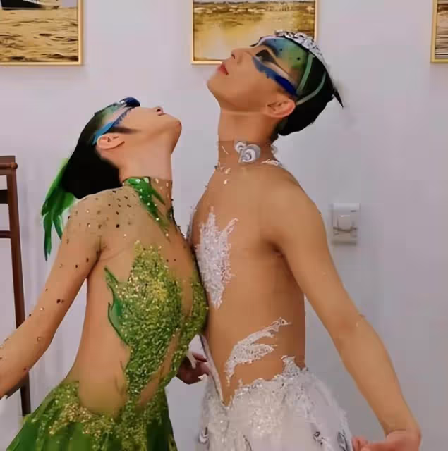 楊麗萍愛徒貼身跳孔雀舞惹爭議,其侄女小彩旗卻曬自拍心情大好