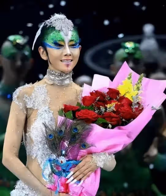 楊麗萍愛徒貼身跳孔雀舞惹爭議,其侄女小彩旗卻曬自拍心情大好