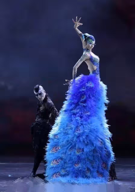 楊麗萍愛徒貼身跳孔雀舞惹爭議,其侄女小彩旗卻曬自拍心情大好