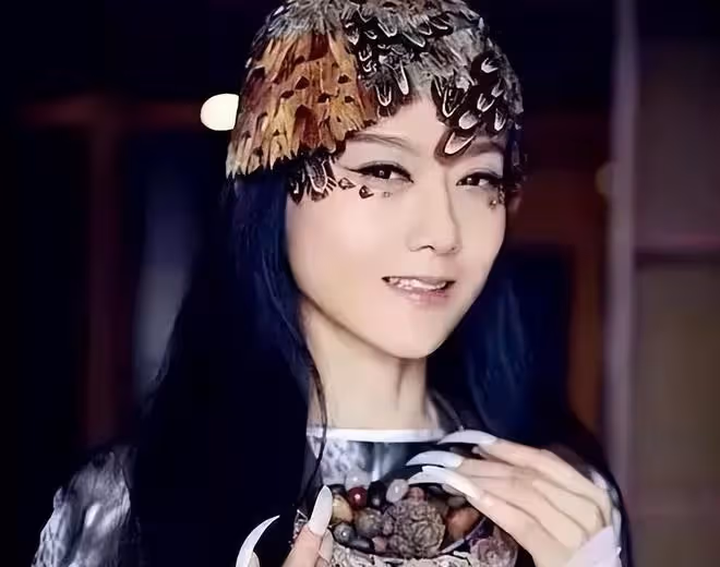 楊麗萍愛徒貼身跳孔雀舞惹爭議,其侄女小彩旗卻曬自拍心情大好