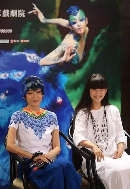 楊麗萍愛徒貼身跳孔雀舞惹爭議,其侄女小彩旗卻曬自拍心情大好