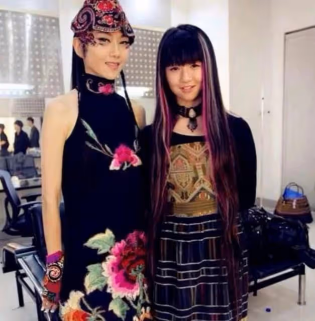 楊麗萍愛徒貼身跳孔雀舞惹爭議,其侄女小彩旗卻曬自拍心情大好