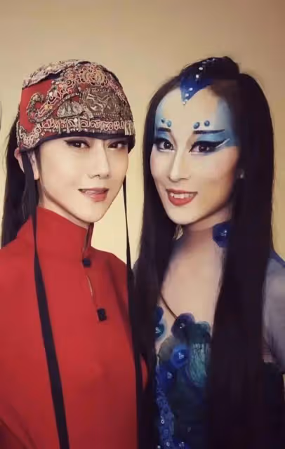 楊麗萍愛徒貼身跳孔雀舞惹爭議,其侄女小彩旗卻曬自拍心情大好