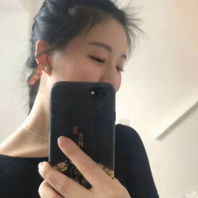 楊麗萍愛徒貼身跳孔雀舞惹爭議,其侄女小彩旗卻曬自拍心情大好