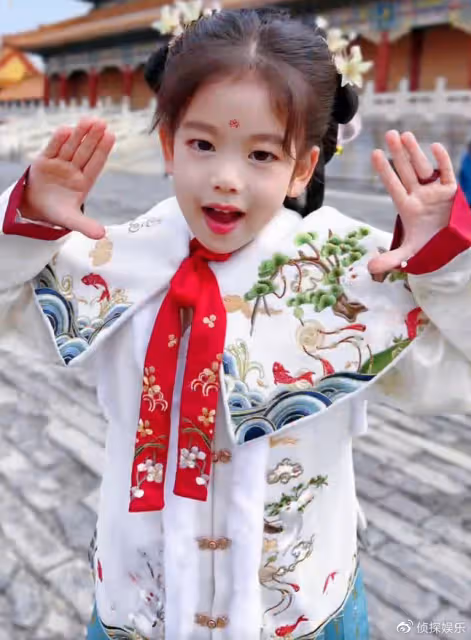 小李琳罕曬女兒近照,小萌妹穿古裝可愛漂亮,長得超像爸爸經超