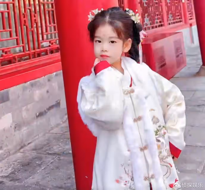 小李琳罕曬女兒近照,小萌妹穿古裝可愛漂亮,長得超像爸爸經超