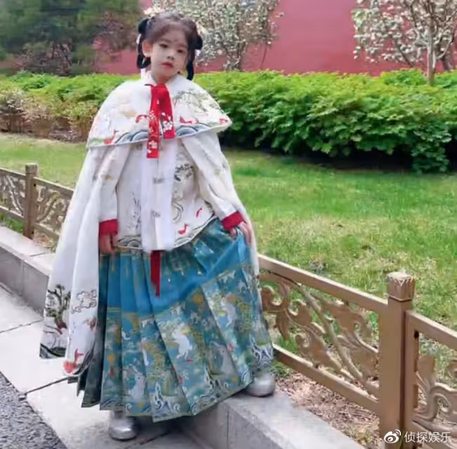 小李琳罕曬女兒近照,小萌妹穿古裝可愛漂亮,長得超像爸爸經超