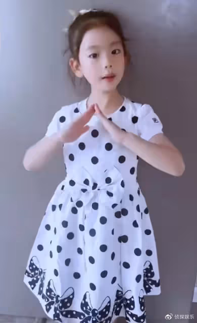 小李琳罕曬女兒近照,小萌妹穿古裝可愛漂亮,長得超像爸爸經超