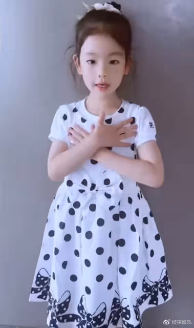 小李琳罕曬女兒近照,小萌妹穿古裝可愛漂亮,長得超像爸爸經超