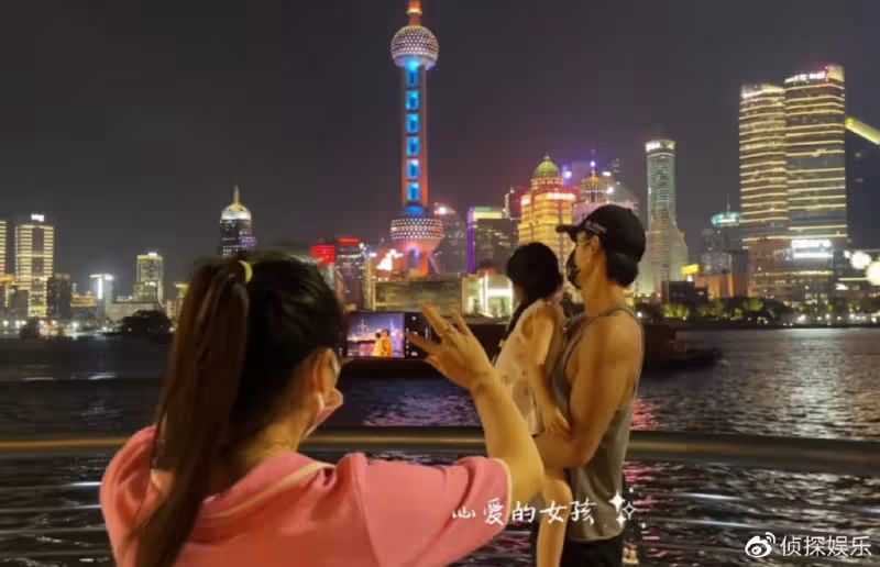 小李琳罕曬女兒近照,小萌妹穿古裝可愛漂亮,長得超像爸爸經超