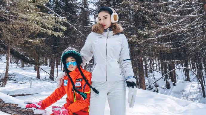 45歲黃奕帶女兒滑雪，母女同框變姐妹花，鐺鐺暴風長高越來越好看