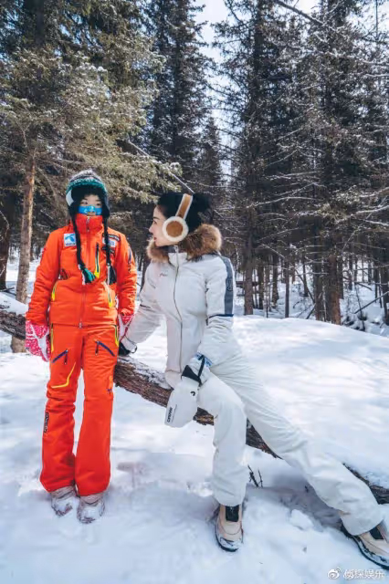 45歲黃奕帶女兒滑雪,母女同框變姐妹花,鐺鐺暴風長高越來越好看