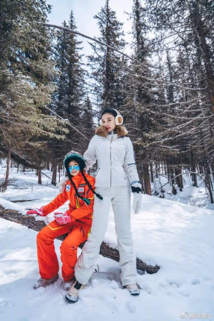 45歲黃奕帶女兒滑雪,母女同框變姐妹花,鐺鐺暴風長高越來越好看