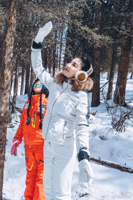 45歲黃奕帶女兒滑雪,母女同框變姐妹花,鐺鐺暴風長高越來越好看