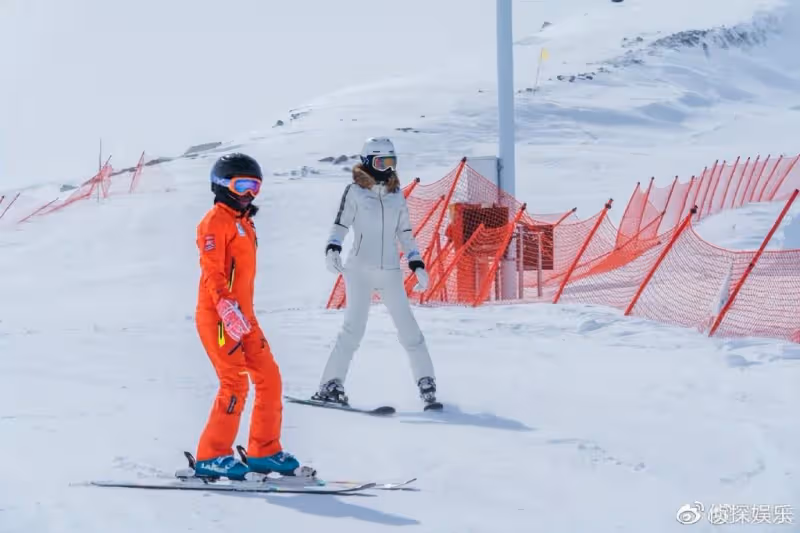 45歲黃奕帶女兒滑雪,母女同框變姐妹花,鐺鐺暴風長高越來越好看