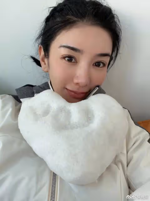 45歲黃奕帶女兒滑雪,母女同框變姐妹花,鐺鐺暴風長高越來越好看