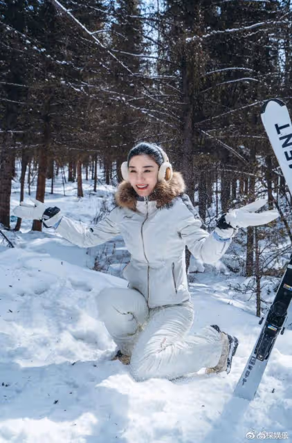 45歲黃奕帶女兒滑雪,母女同框變姐妹花,鐺鐺暴風長高越來越好看