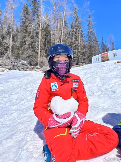 45歲黃奕帶女兒滑雪,母女同框變姐妹花,鐺鐺暴風長高越來越好看