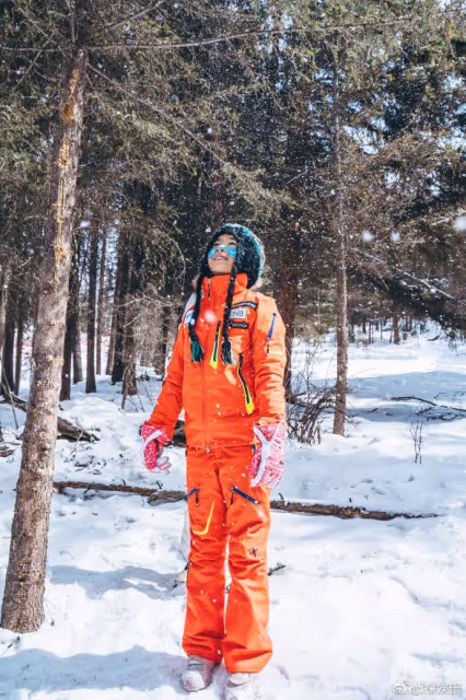 45歲黃奕帶女兒滑雪,母女同框變姐妹花,鐺鐺暴風長高越來越好看