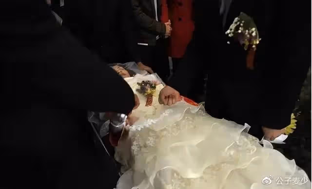 14年後再看李鈺,穿婚紗下葬,男友已另成婚,母親的堅持讓人淚目