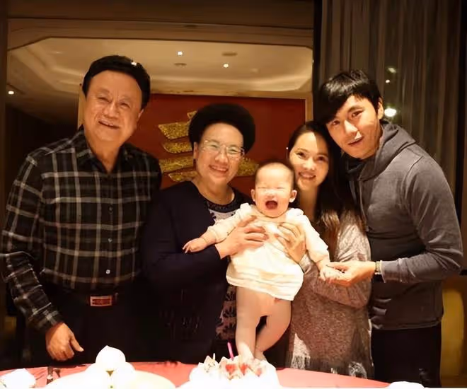 伊能靜帶公公婆婆媽媽游泰國,15人同行,秦昊霸氣喊話:刷我的卡