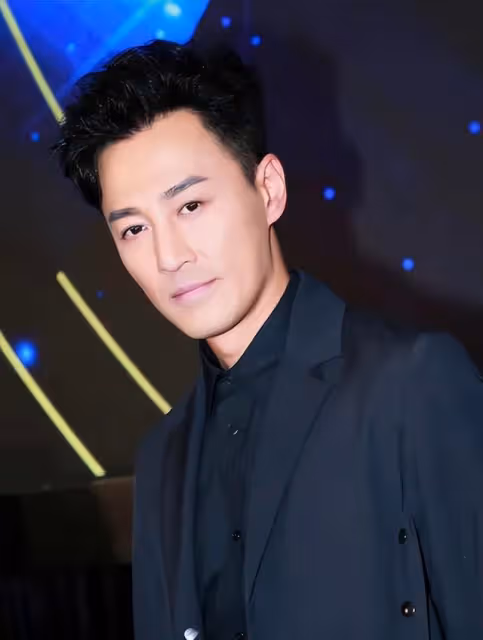 TVB視後曬父母年輕照，網友：父親長得像林峯