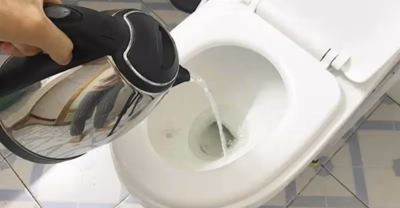 入住酒店時，為什麼要燒壺開水倒進馬桶？資深導遊：照做就對了，學到就是賺到