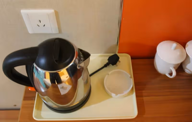 入住酒店時,為什麼要燒壺開水倒進馬桶?資深導遊:照做就對了,學到就是賺到