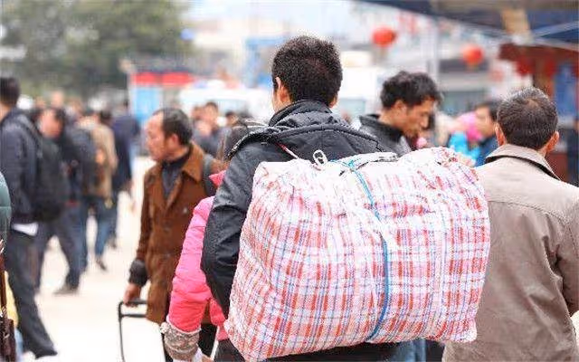 老公在外打工5年,回家第一天,就和妻子提出失婚,偷跟到工地才得知真相:我不會離開你的!