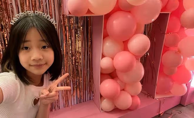 小S小女兒曬慶生照,11歲許老三越來越像媽媽,穿露腰裝打扮成熟